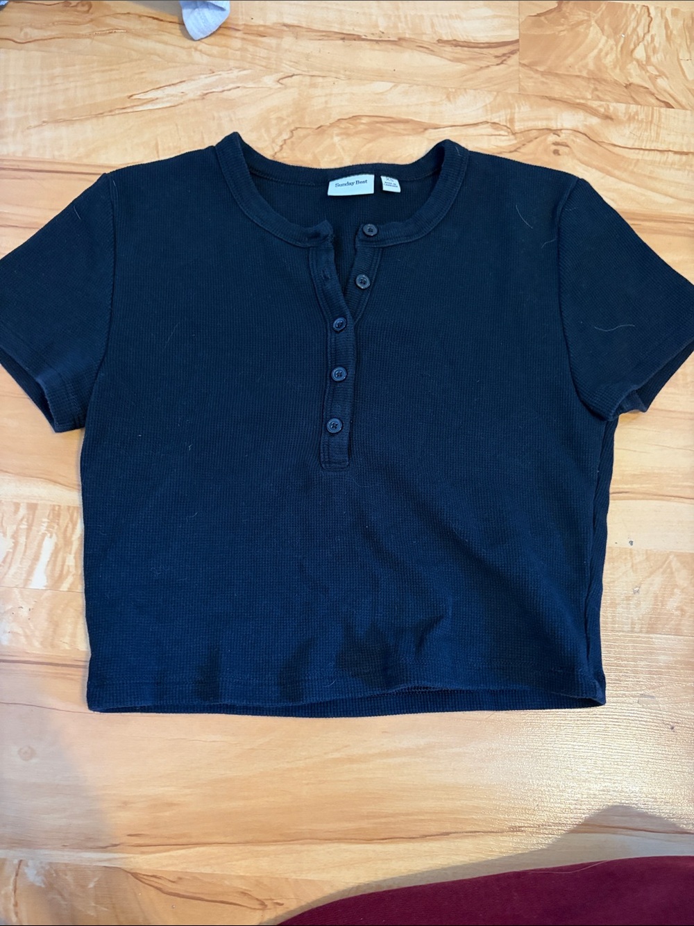 Black ribbed button crop tee